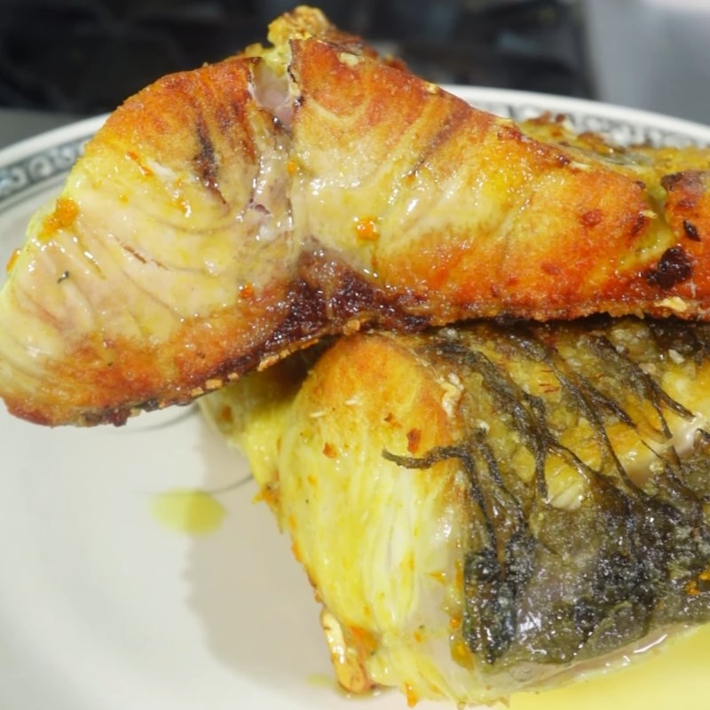 Bước 3 Rán sơ cá Canh chua dọc mùng cá mẻ