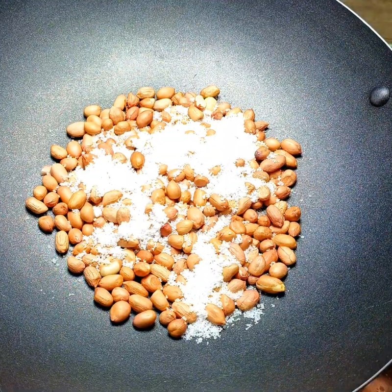 Bước 1 Rang đậu phộng Kem chuối bột năng