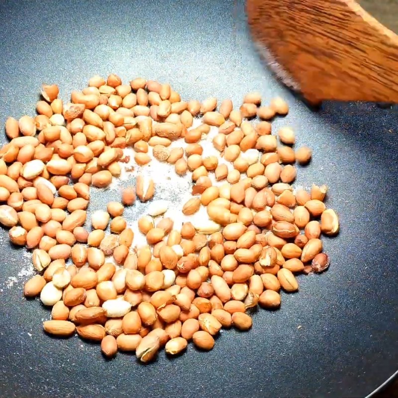 Bước 1 Rang đậu phộng Kem chuối bột năng