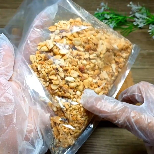 Bước 1 Rang đậu phộng Kem chuối bột năng