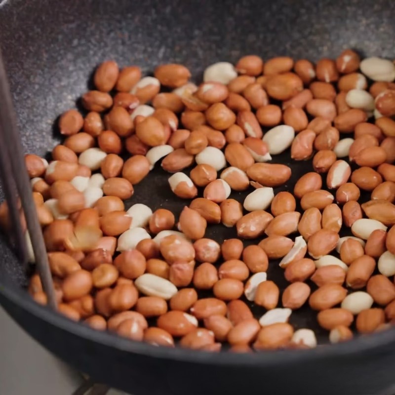 Bước 1 Rang đậu phộng thơm lừng Kem chuối không cần bột năng