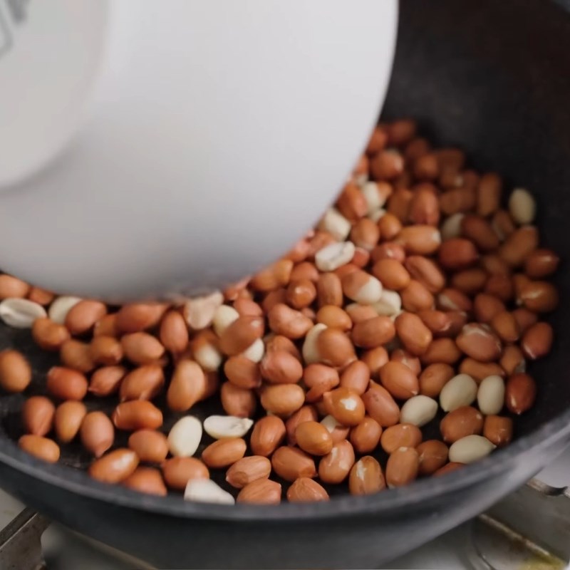 Bước 1 Rang đậu phộng thơm lừng Kem chuối không cần bột năng