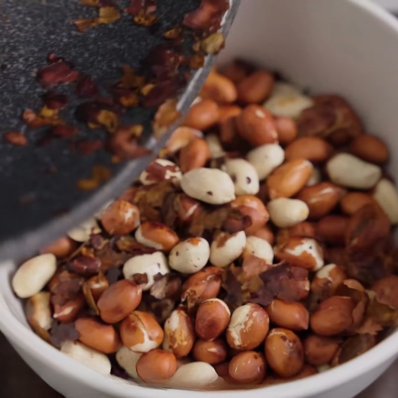 Bước 1 Rang đậu phộng thơm lừng Kem chuối không cần bột năng