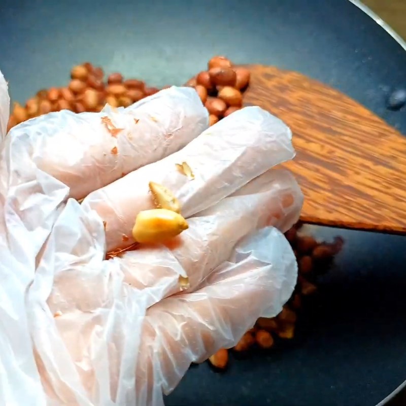 Bước 1 Rang đậu phộng Kem chuối bột năng