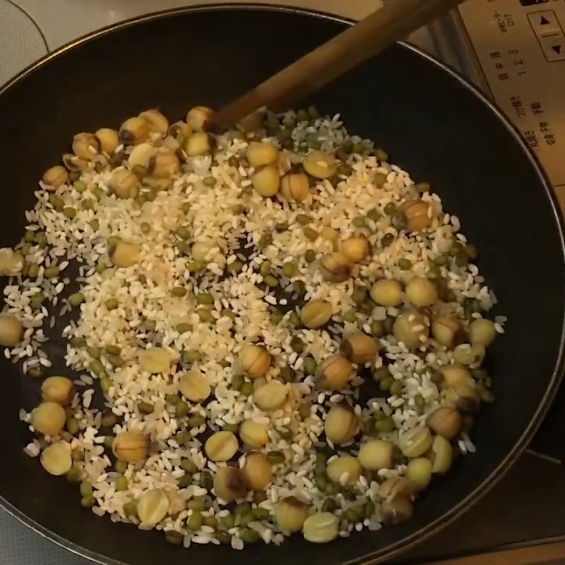 Bước 3 Rang sơ gạo và đậu xanh Cháo chim bồ câu