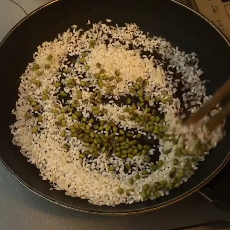 Bước 3 Rang sơ gạo và đậu xanh Cháo chim bồ câu