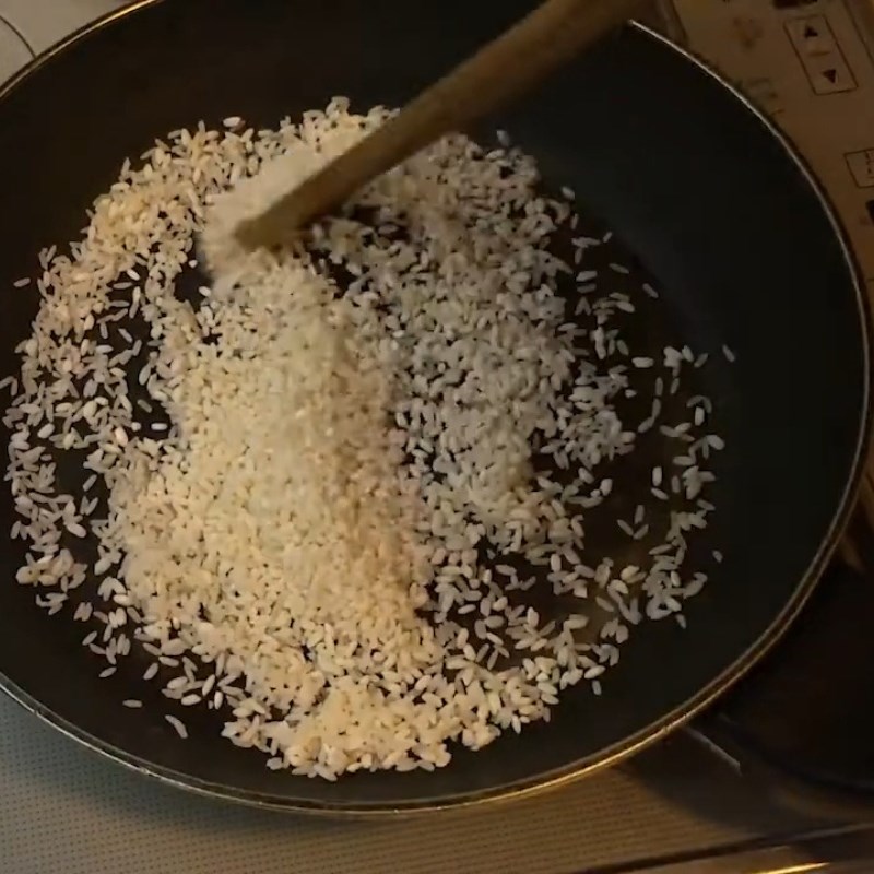 Bước 3 Rang sơ gạo và đậu xanh Cháo chim bồ câu