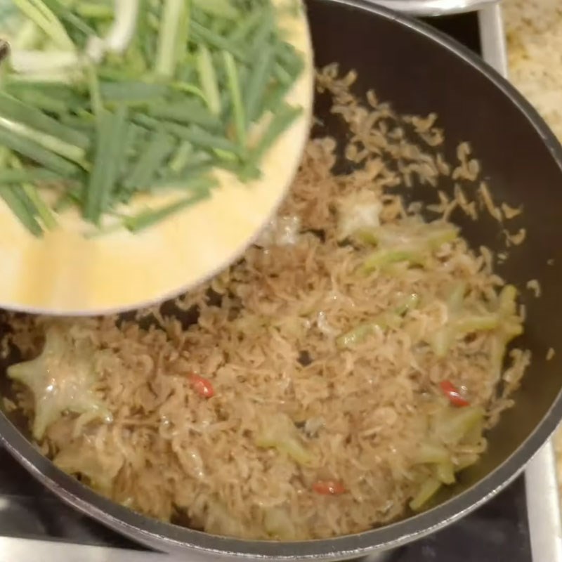 Bước 3 Rang tép khô với khế chua Tép khô rang khế