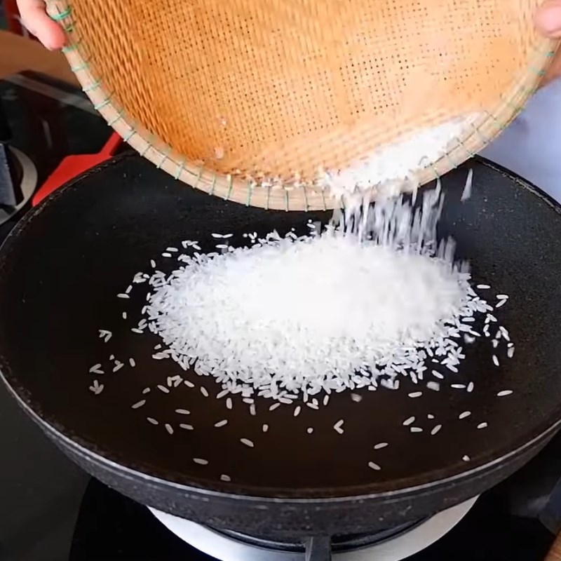 Bước 5 Rang và xay thính gạo làm nem chạo thính Nem chạo Ninh Bình