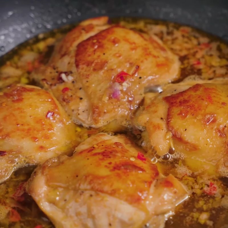 Bước 5 Rim má đùi gà chiên nước mắm thơm lừng Thịt gà chiên nước mắm