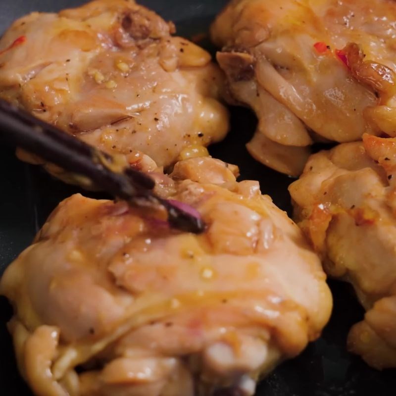 Bước 5 Rim má đùi gà chiên nước mắm thơm lừng Thịt gà chiên nước mắm