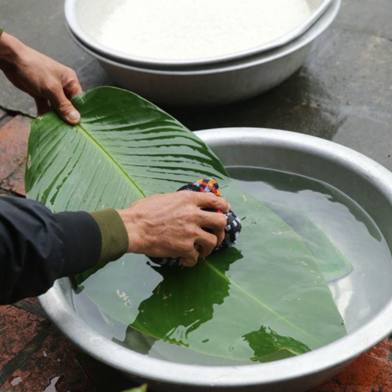 Bước 1 Rửa sạch lá dong Bánh tét bằng lá dong