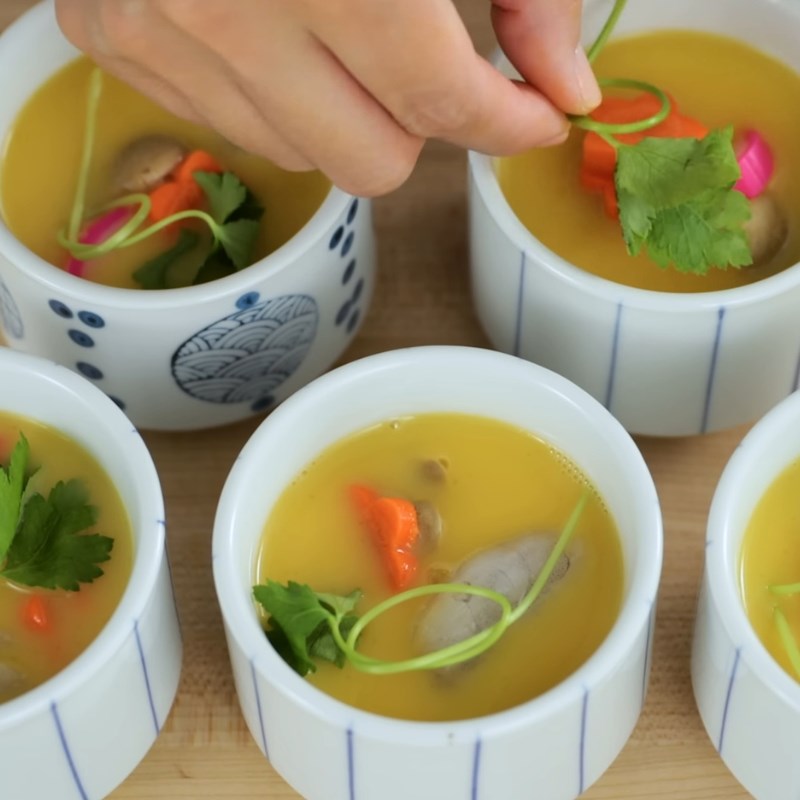 Bước 3 Sắp xếp nguyên liệu và hấp cách thủy Trứng hấp kiểu Nhật