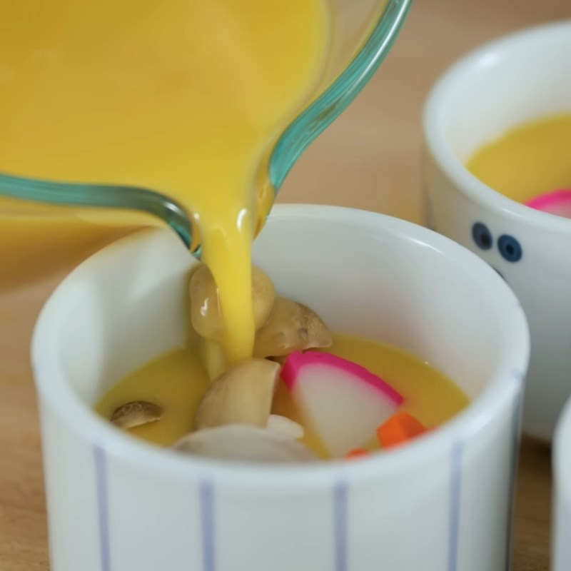 Bước 3 Sắp xếp nguyên liệu và hấp cách thủy Trứng hấp kiểu Nhật