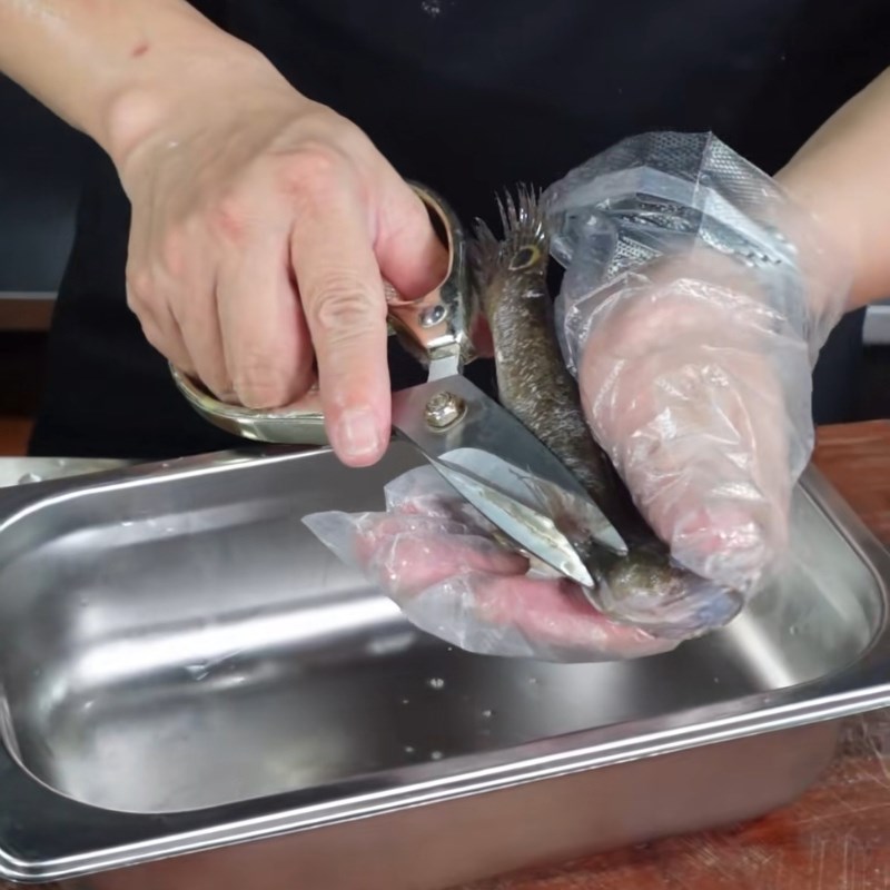 Bước 1 Sơ chế cá bớp Cá bớp nấu lá lốt