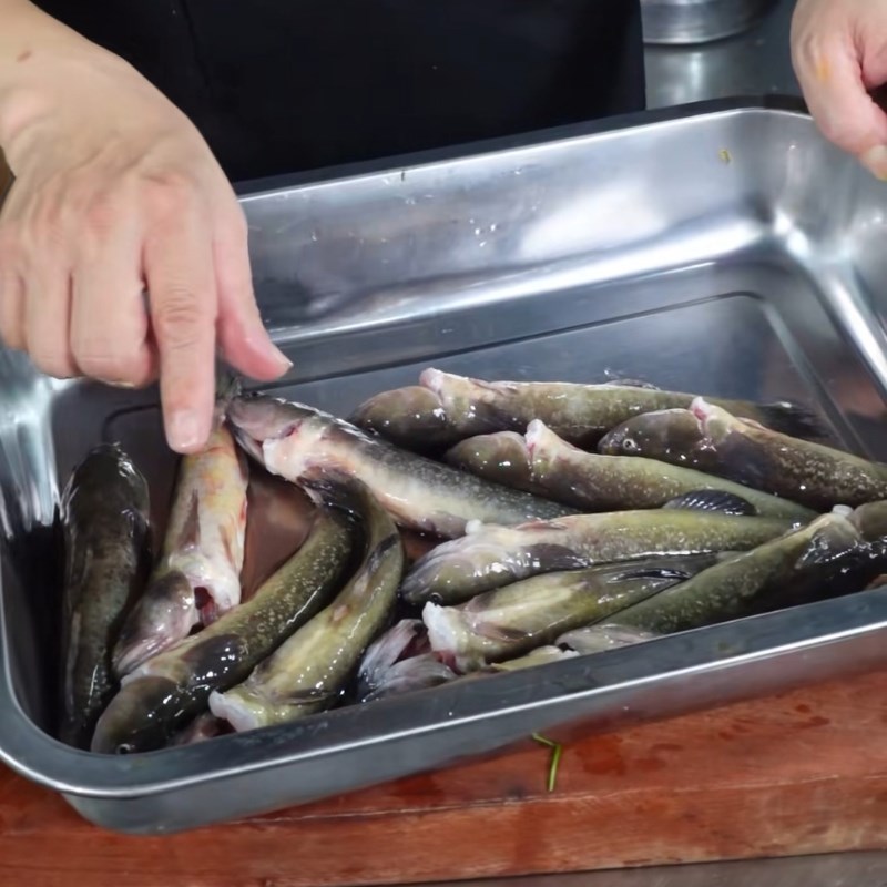 Bước 1 Sơ chế cá bớp Cá bớp nấu lá lốt