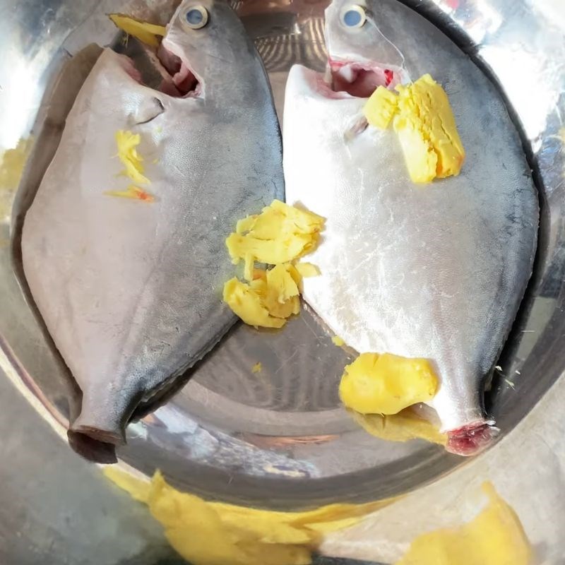 Bước 1 Sơ chế cá chim và nguyên liệu Cá chim sốt cà chua