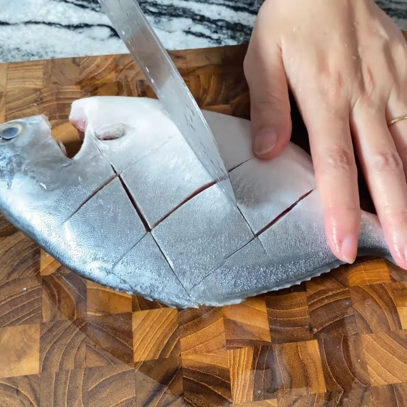 Bước 1 Sơ chế cá chim và nguyên liệu Cá chim sốt cà chua