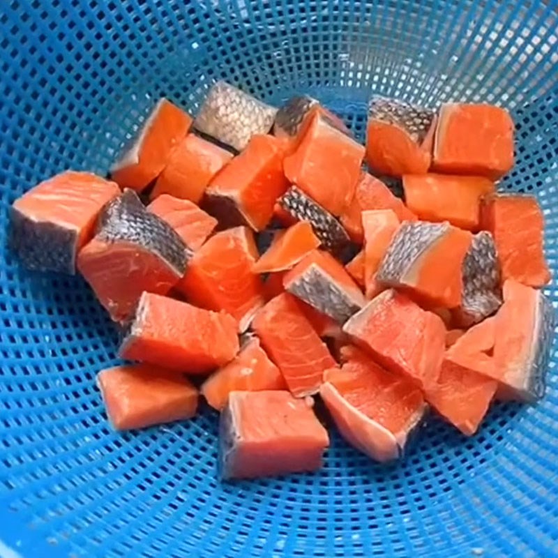 Bước 1 Sơ chế cá hồi và khử mùi tanh cháo cá hồi không tanh
