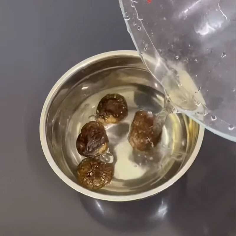 Bước 2 Sơ chế cà rốt và nấm hương cháo gà cà rốt