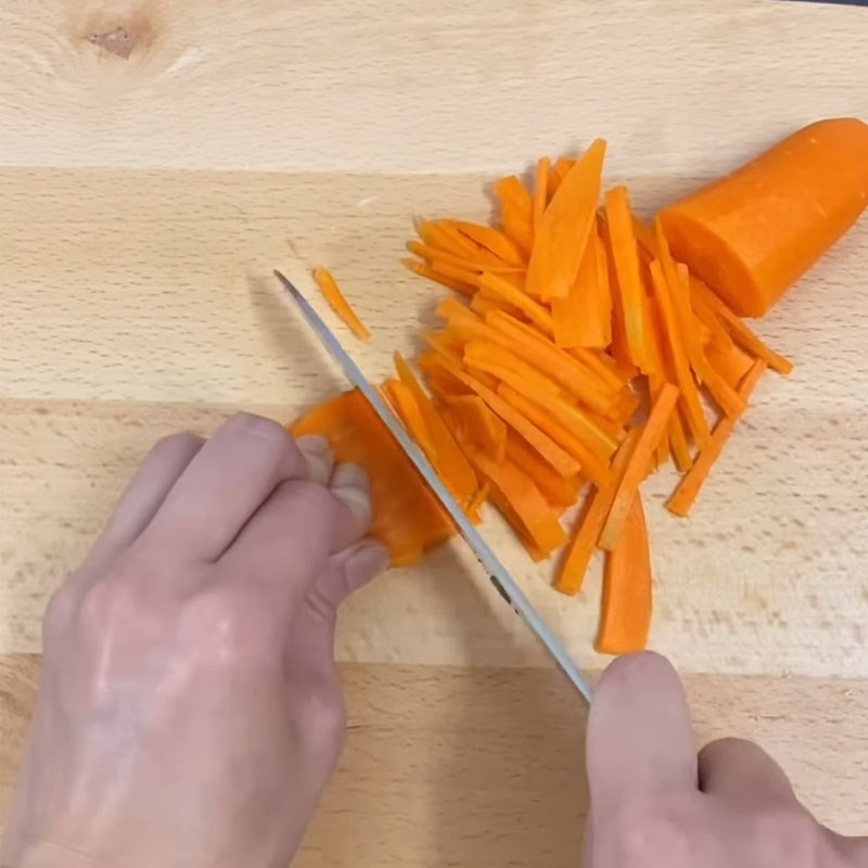 Bước 2 Sơ chế cà rốt và nấm hương cháo gà cà rốt