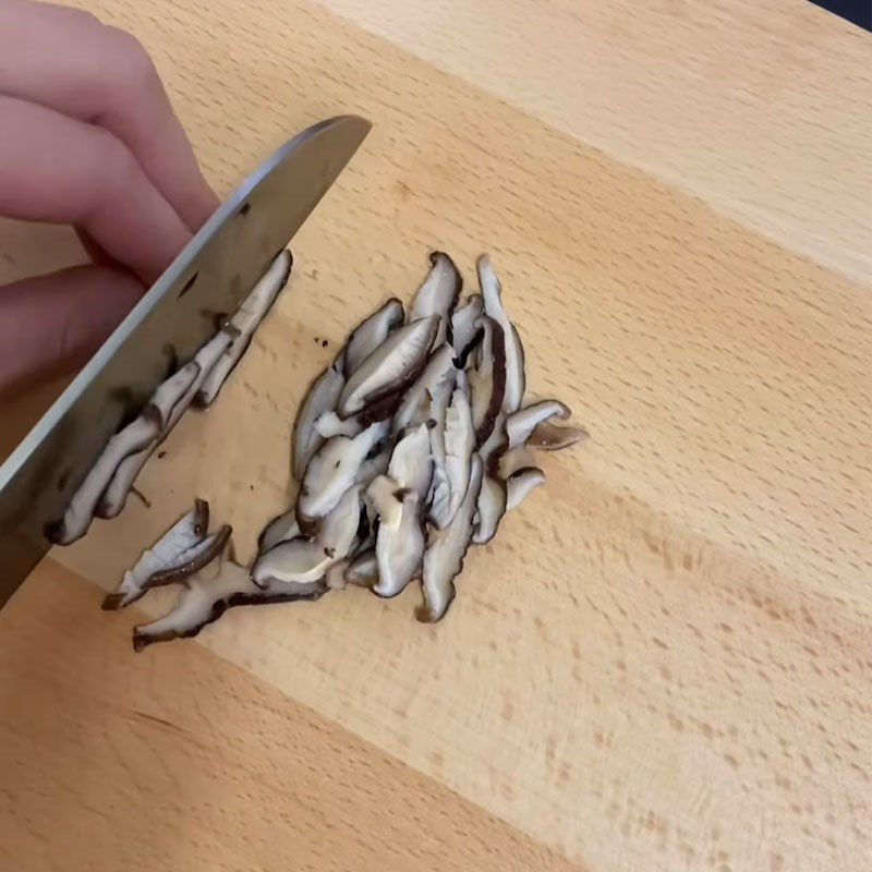 Bước 2 Sơ chế cà rốt và nấm hương cháo gà cà rốt