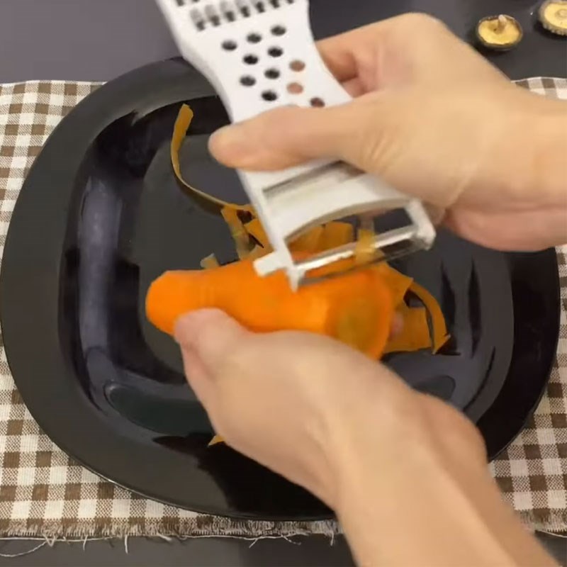 Bước 2 Sơ chế cà rốt và nấm hương cháo gà cà rốt