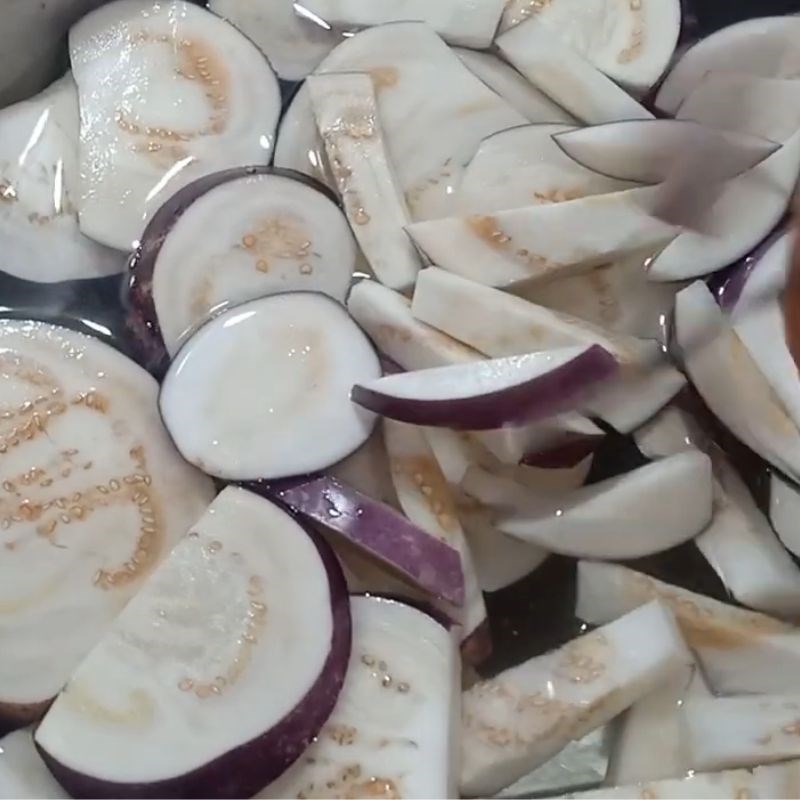 Bước 1 Sơ chế cà tím và các nguyên liệu khác Cà tím xào lá lốt