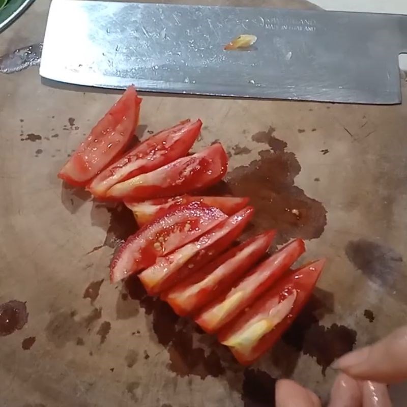 Bước 1 Sơ chế cà tím và các nguyên liệu khác Cà tím xào lá lốt