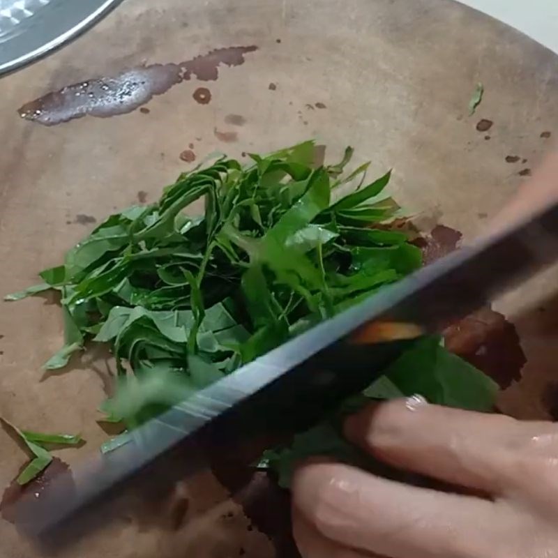 Bước 1 Sơ chế cà tím và các nguyên liệu khác Cà tím xào lá lốt