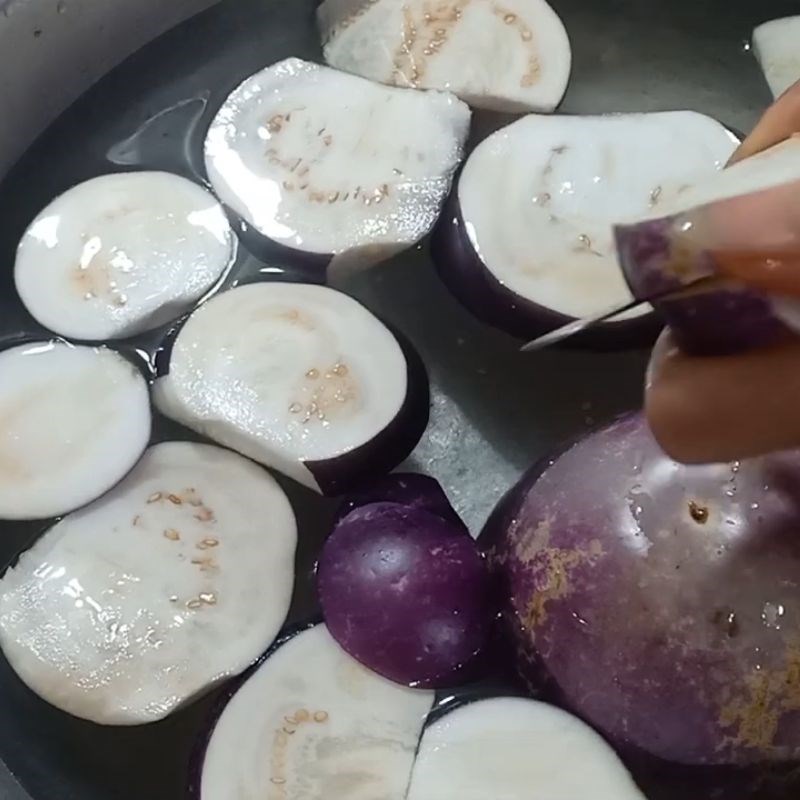 Bước 1 Sơ chế cà tím và các nguyên liệu khác Cà tím xào lá lốt