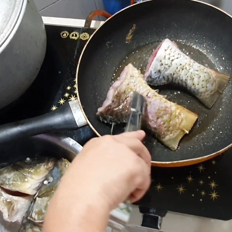Bước 1 Sơ chế cá và cách khử mùi tanh cá Canh cá nấu hoa chuối