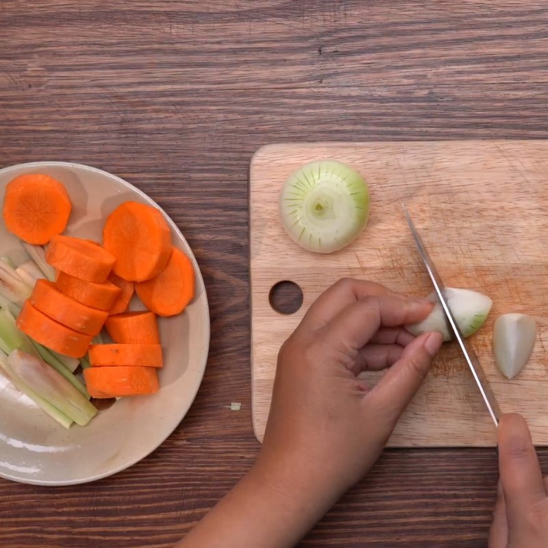 Bước 2 Sơ chế các loại rau củ Bò kho nấu bằng gói gia vị