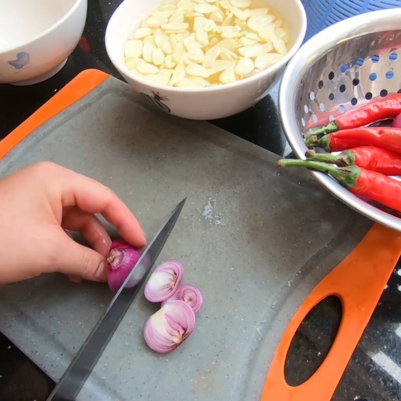 Bước 2 Sơ chế các nguyên liệu Tỏi ớt ngâm giấm