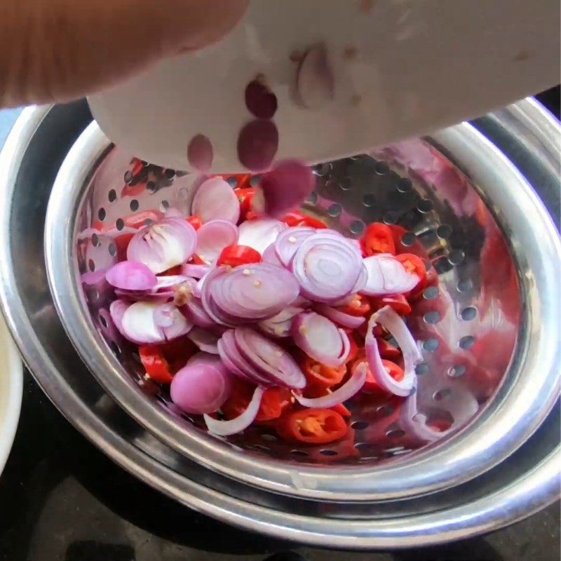 Bước 2 Sơ chế các nguyên liệu Tỏi ớt ngâm giấm