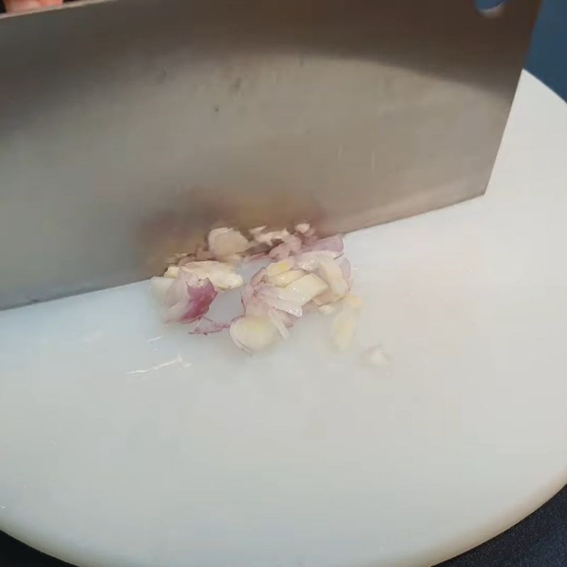 Bước 2 Sơ chế các nguyên liệu còn lại Nấm rơm kho nước tương