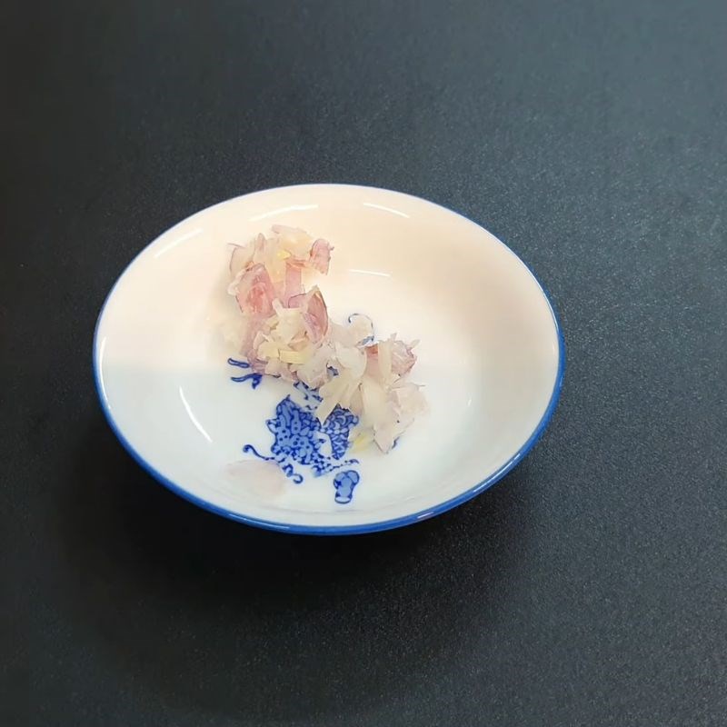 Bước 2 Sơ chế các nguyên liệu còn lại Nấm rơm kho nước tương