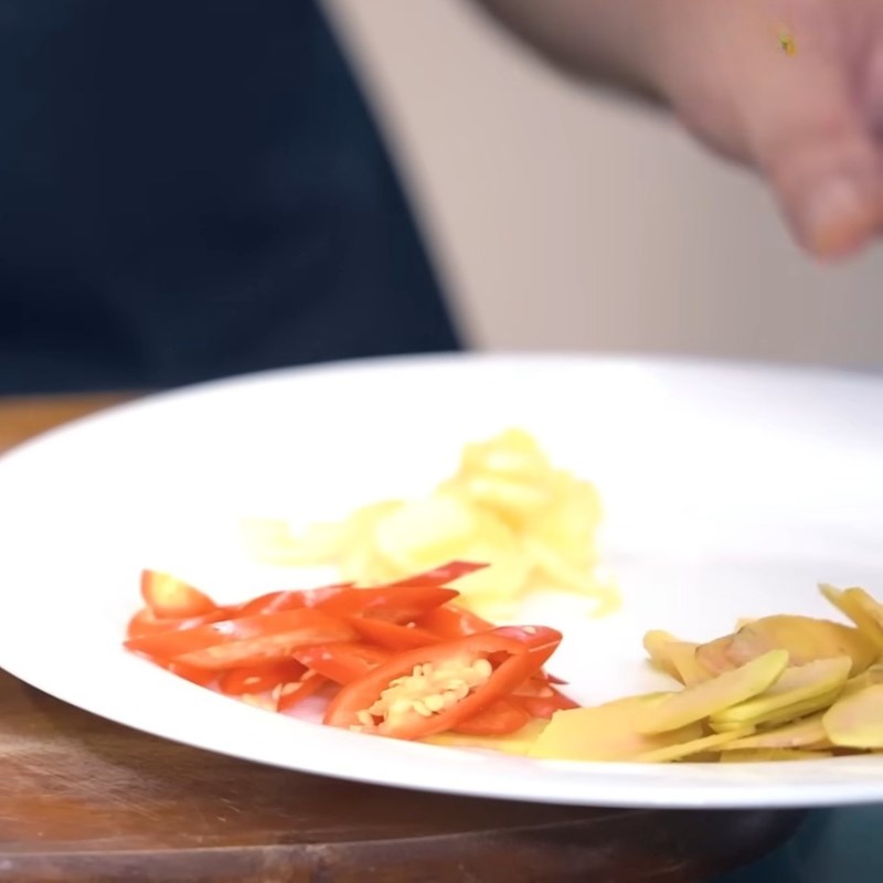 Bước 2 Sơ chế các nguyên liệu còn lại Muối sung chua ngọt