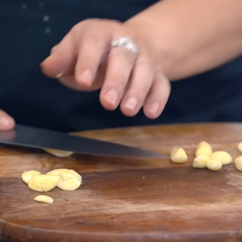 Bước 2 Sơ chế các nguyên liệu còn lại Muối sung chua ngọt