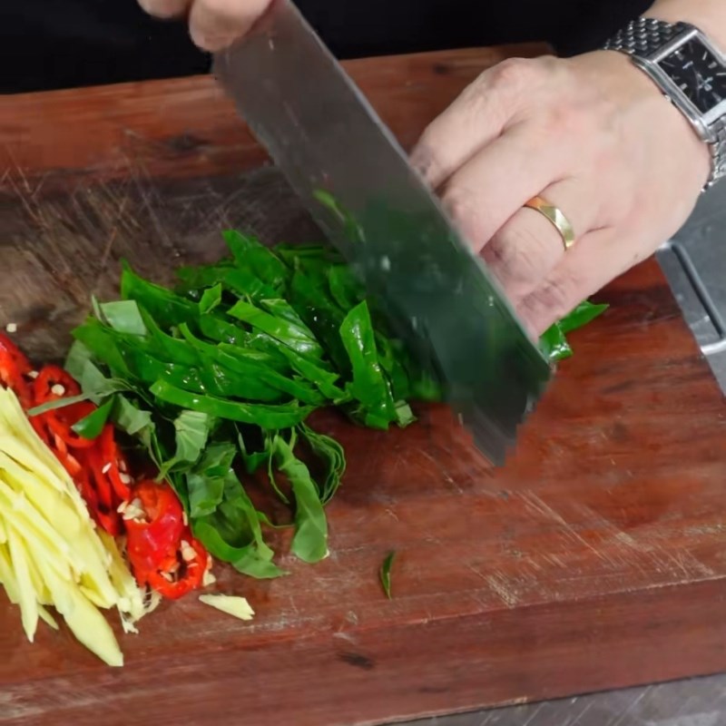 Bước 2 Sơ chế các nguyên liệu khác Cá bớp nấu lá lốt