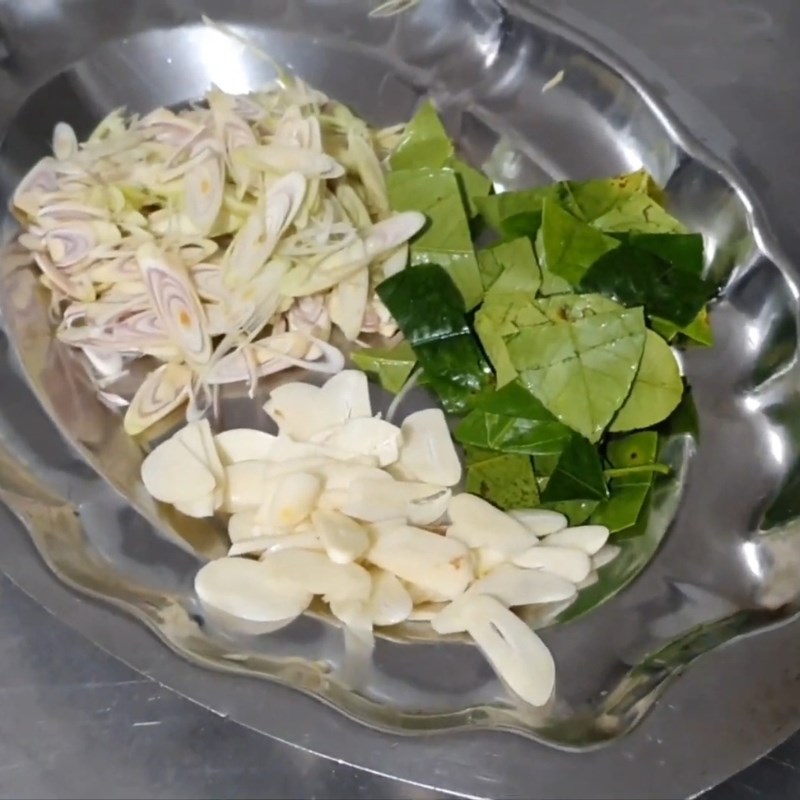 Bước 1 Sơ chế các nguyên liệu phụ Sụn gà rang muối Hong Kong