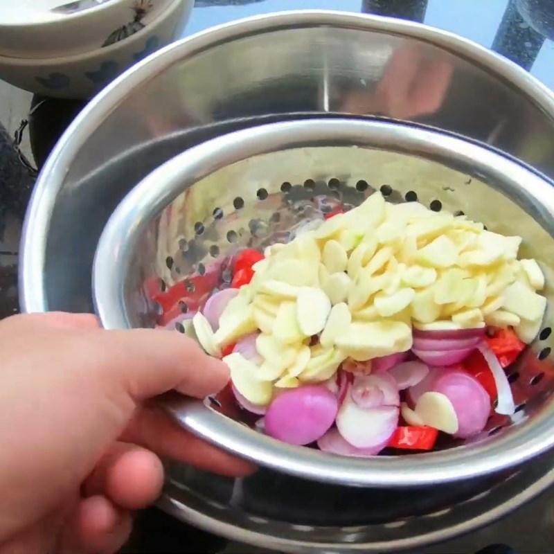 Bước 2 Sơ chế các nguyên liệu Tỏi ớt ngâm giấm