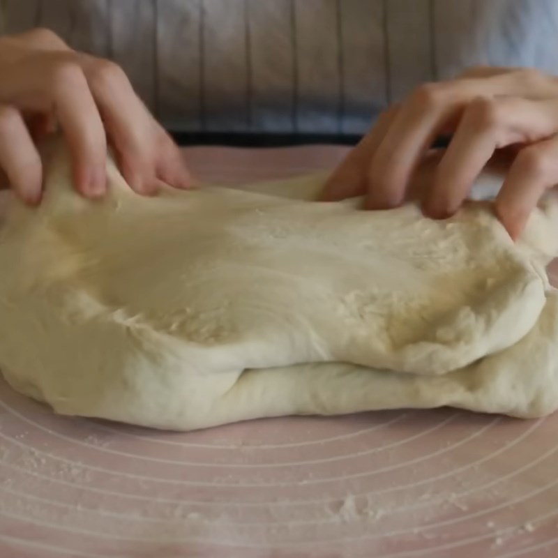 Bước 4 Sơ chế, chia và tạo hình bột lần 1 Bánh mì Việt Nam