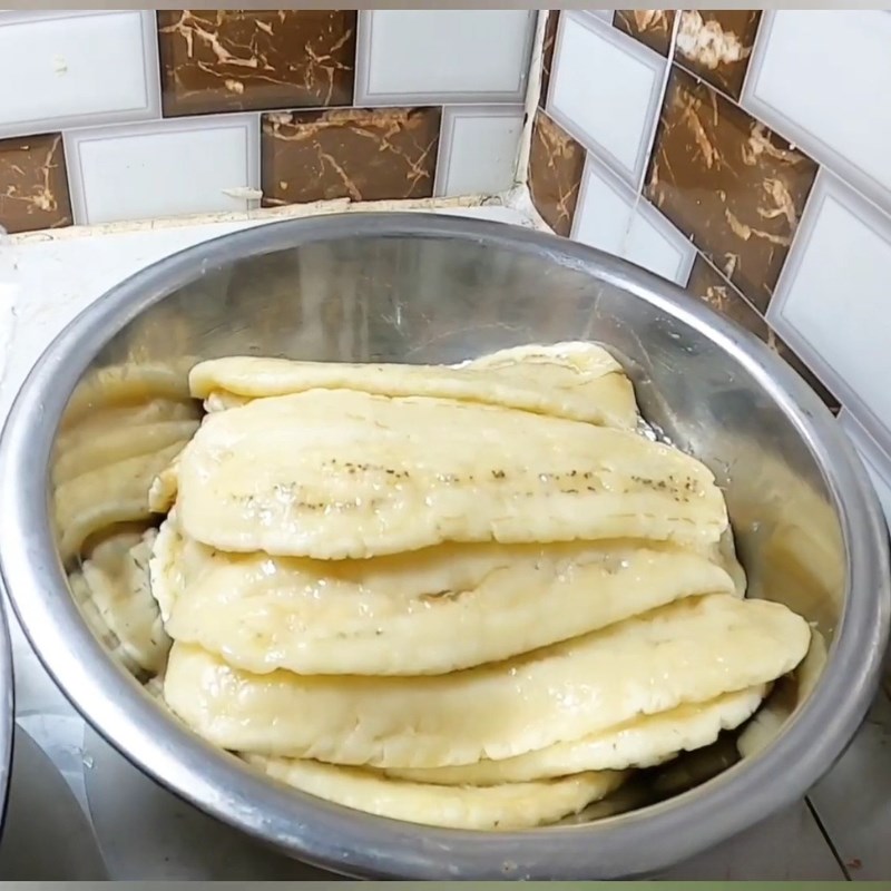 Bước 1 Sơ chế chuối sứ Bánh chuối chiên bằng bột gạo