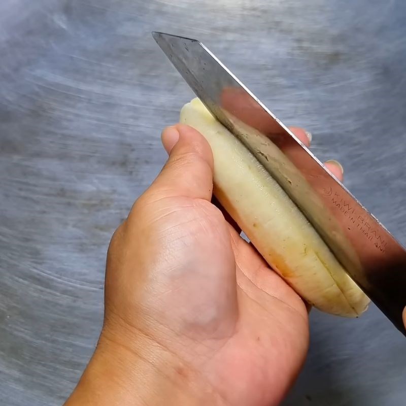 Bước 1 Sơ chế chuối và ướp nhân chuối đậm đà Bánh tét bằng lá chuối