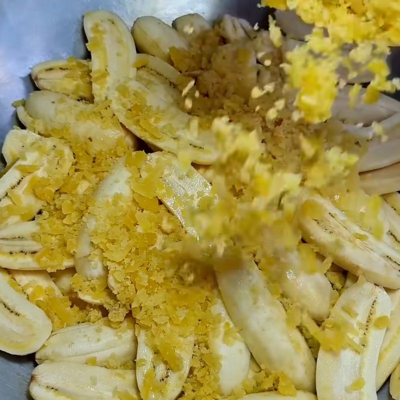 Bước 1 Sơ chế chuối và ướp nhân chuối đậm đà Bánh tét bằng lá chuối