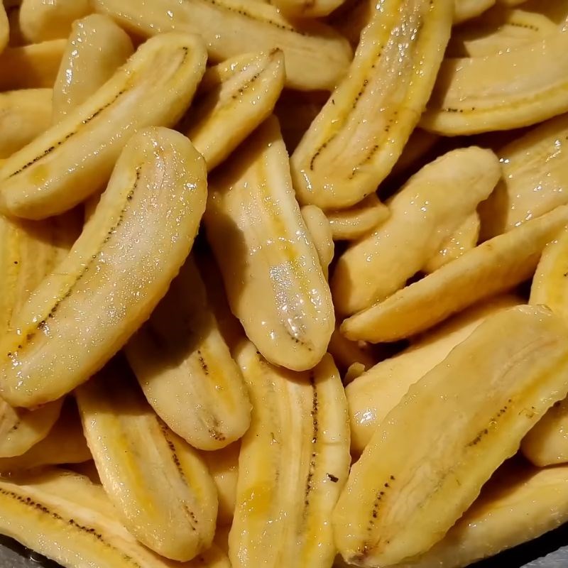 Bước 1 Sơ chế chuối và ướp nhân chuối đậm đà Bánh tét bằng lá chuối