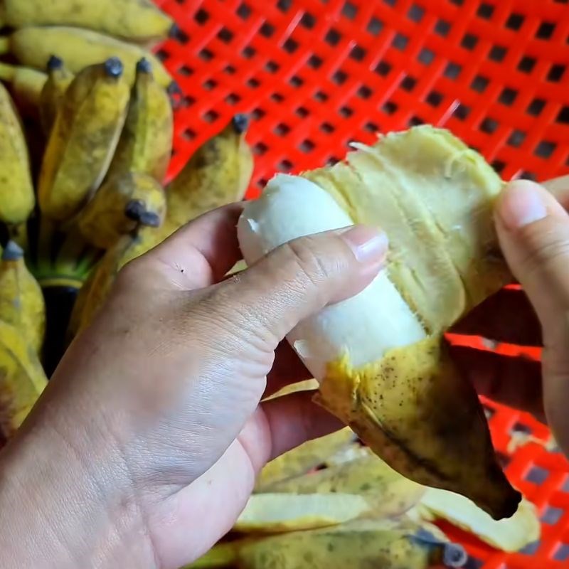 Bước 1 Sơ chế chuối và ướp nhân chuối đậm đà Bánh tét bằng lá chuối