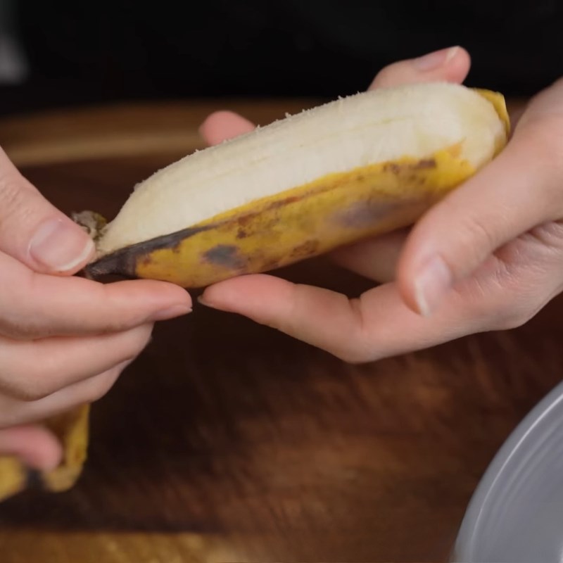 Bước 3 Sơ chế chuối xiêm Kem chuối không cần bột năng