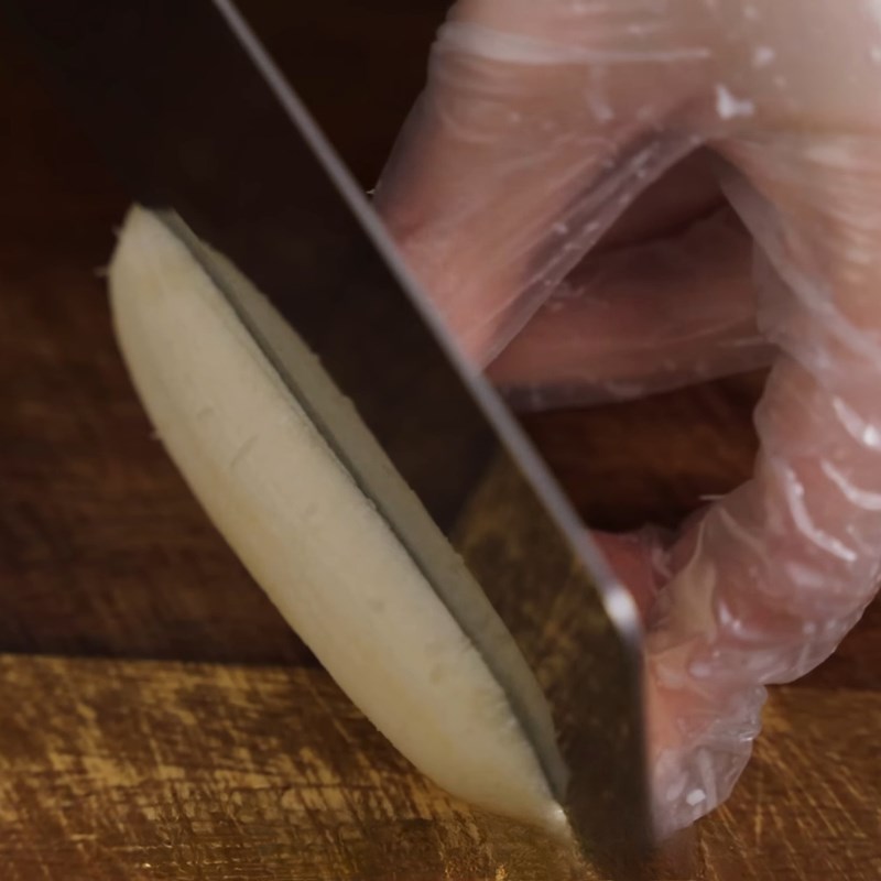 Bước 3 Sơ chế chuối xiêm Kem chuối không cần bột năng